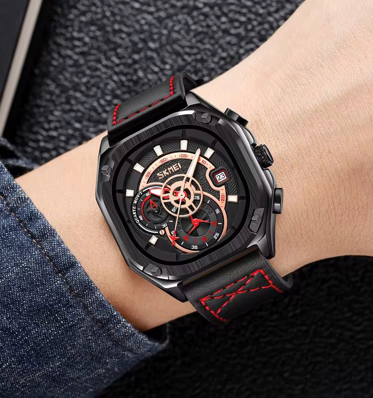 Reloj SKMEI Skeleton Gear negro correa roja sobre superficie metálica lateral