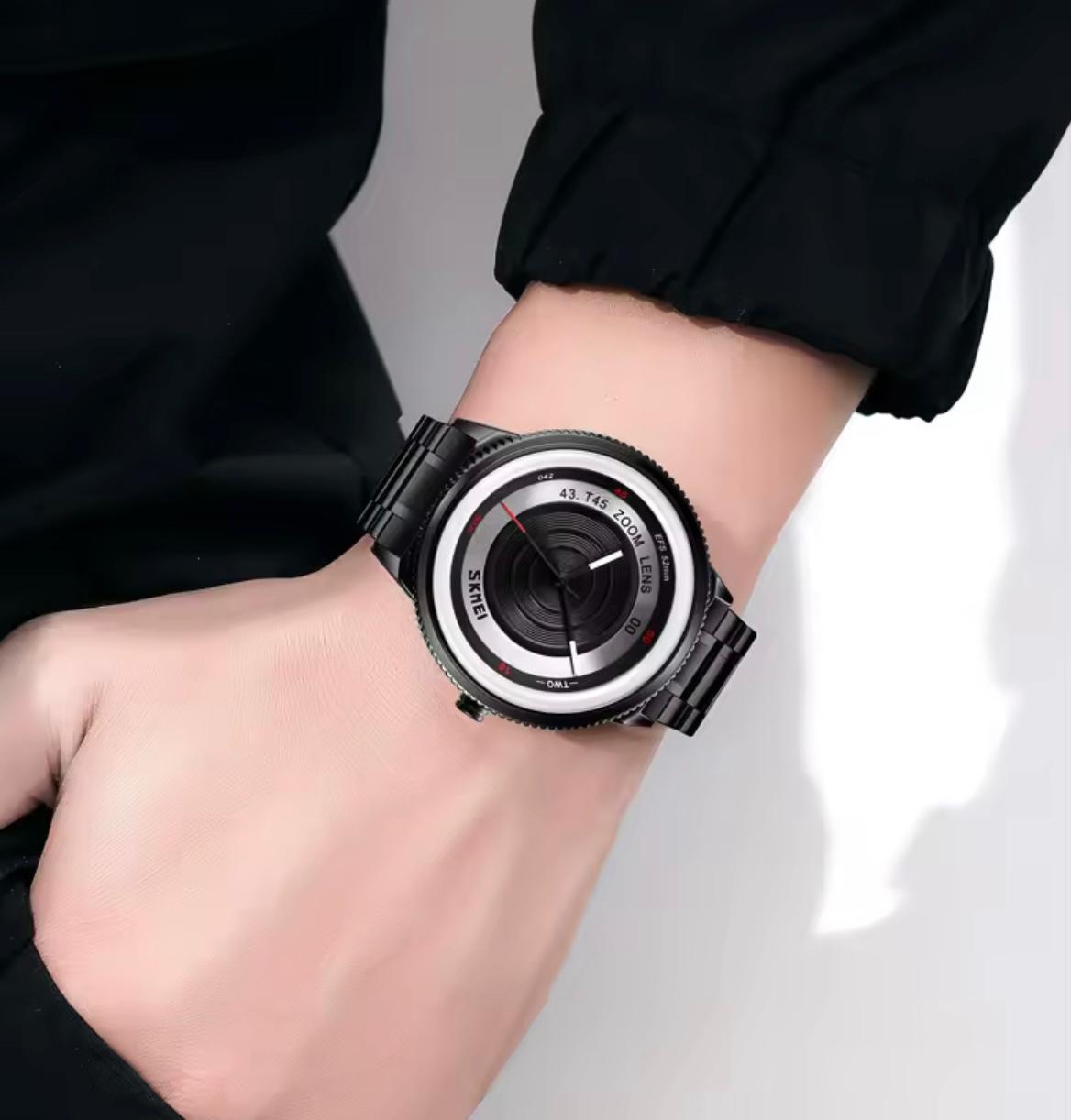Reloj SKMEI Zoom Lens amarillo sobre caja negra vista frontal