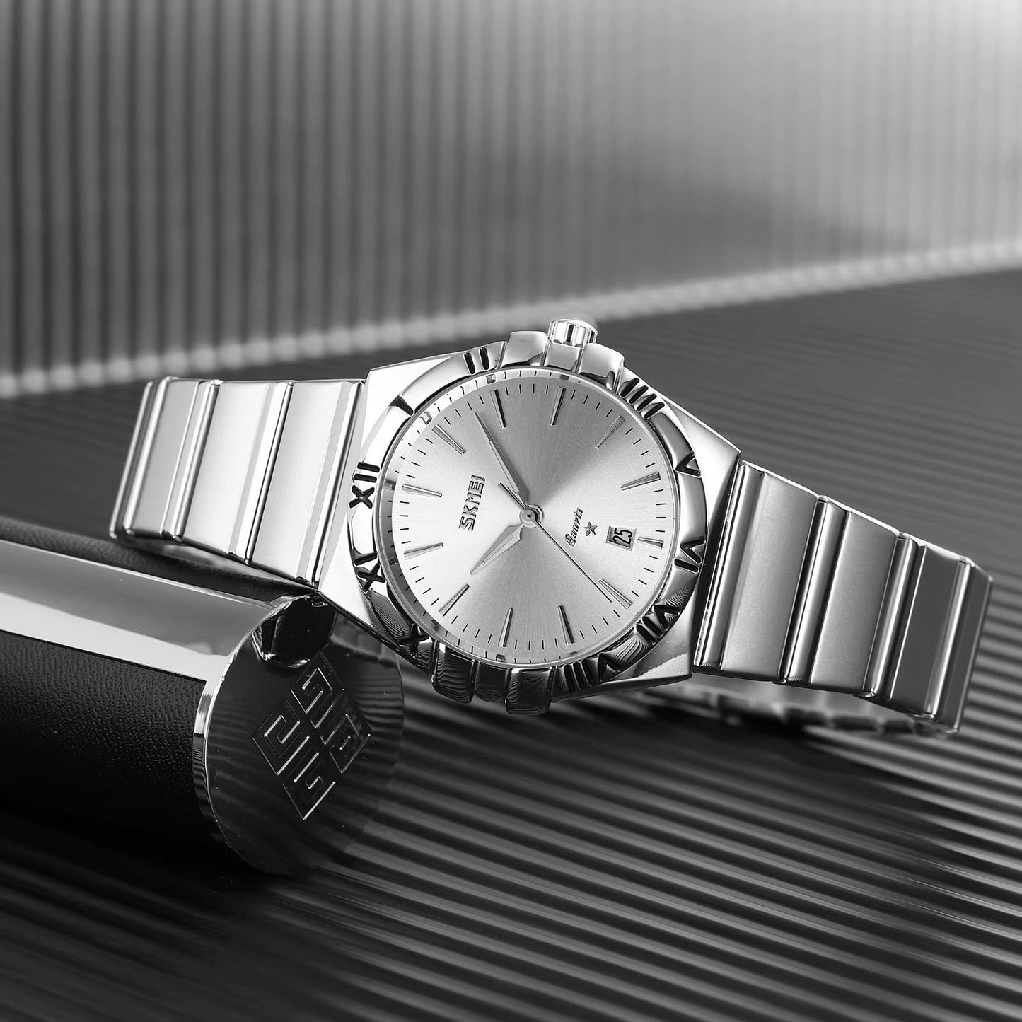 Reloj SKMEI Constellation plateado esfera blanca sobre superficie metálica