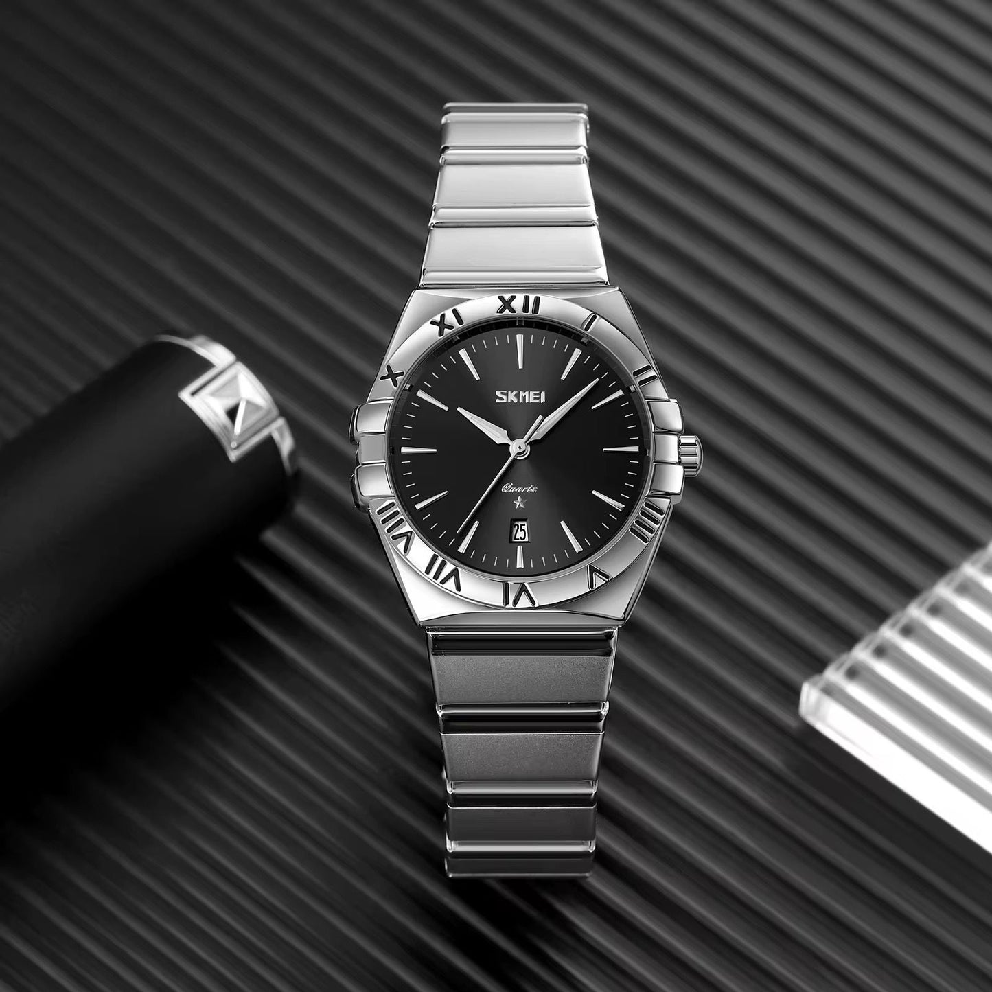 Reloj SKMEI Constellation plateado esfera negra sobre superficie metálica