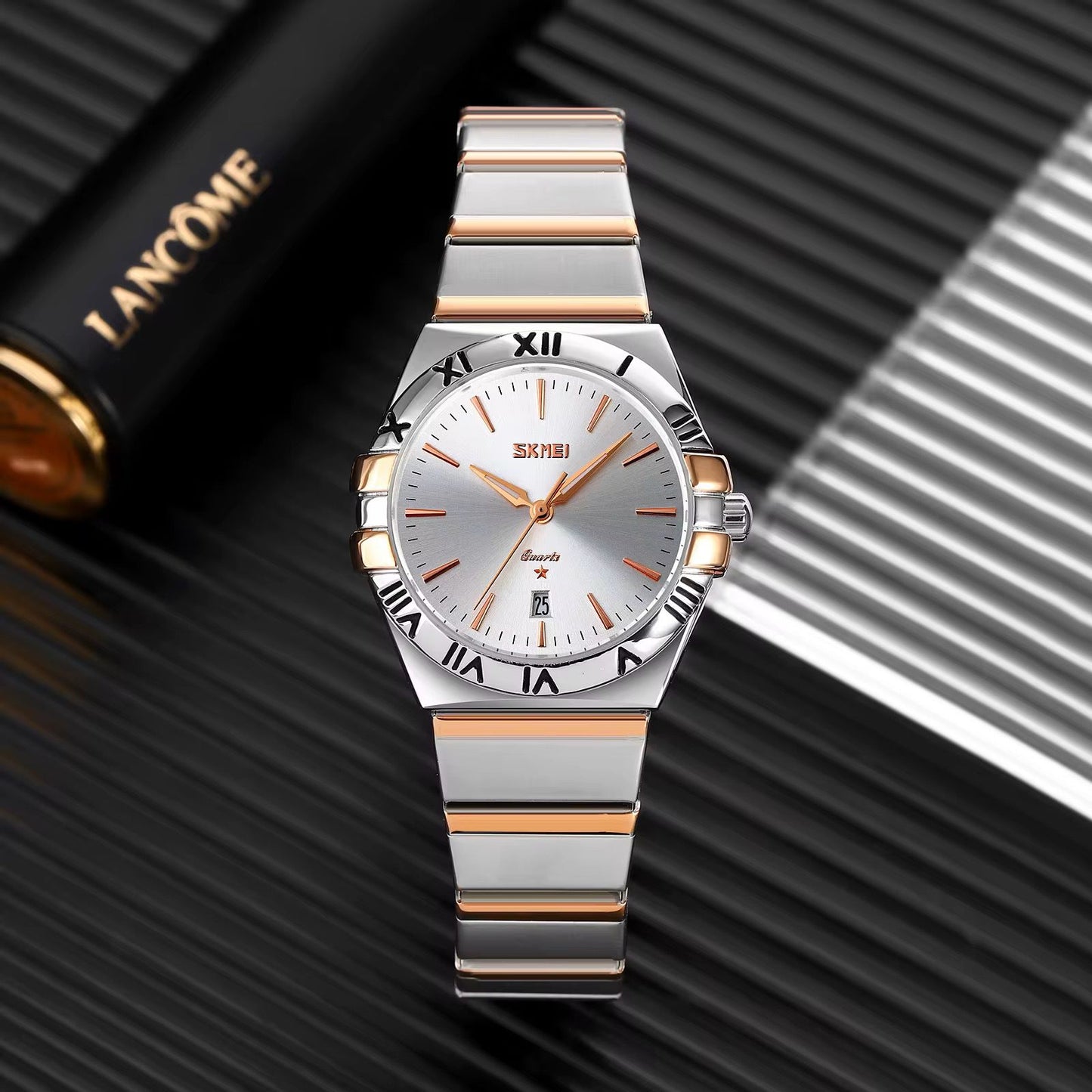 Reloj SKMEI Constellation plateado esfera azul sobre superficie metálica