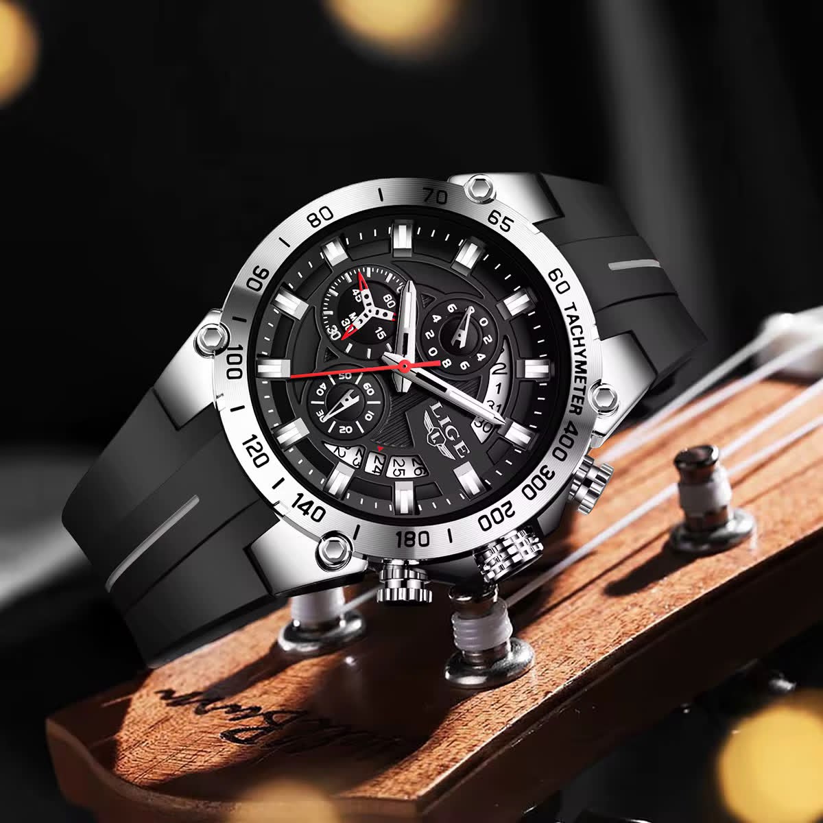 LIGE Tachymeter Sport Negro Plata - vista lateral sobre guitarra